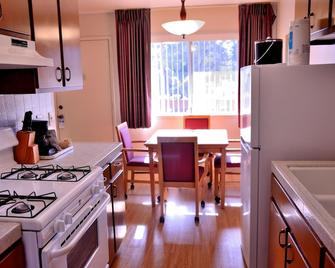 Pacific Gardens Inn - Pacific Grove - Kitchen