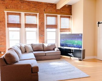 Top Floor Loft! 4 Bedrooms and 2,000 sq ft - Indianapolis - Wohnzimmer