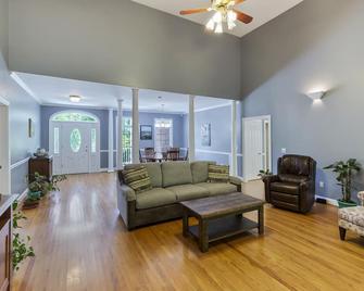 Misty Lake Lodge, home on private lake - Westminster - Living room