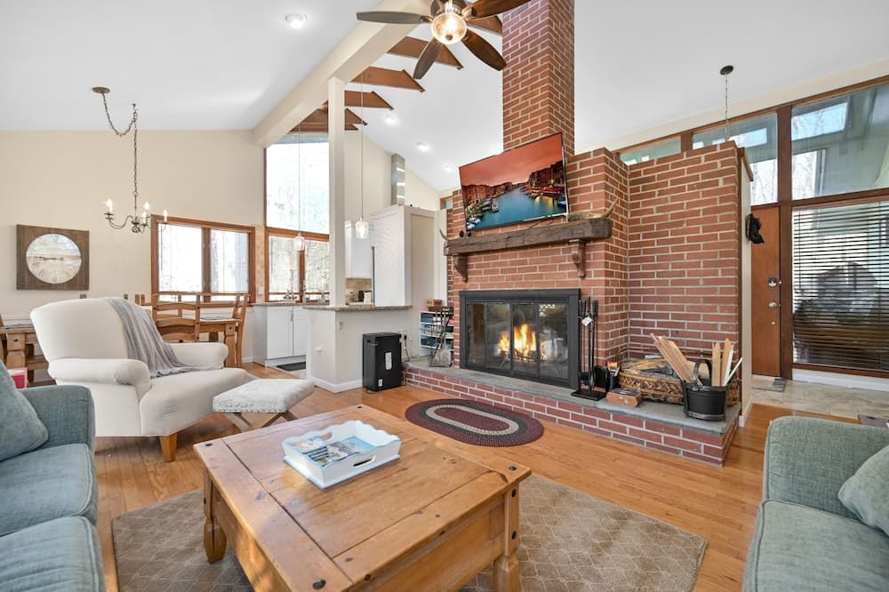 Pocono Pines, Lake Naomi 4 bedrooms, 2 full bath
