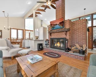 Pocono Pines, Lake Naomi 4 bedrooms, 2 full bath - Pocono Pines - Living room
