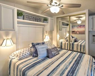 Lake Havasu Home w/ Resort Perks, Walk to Lake - Lake Havasu City
