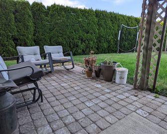 Quiet basement house with own entrance and slight views of WSU. - Pullman - Patio