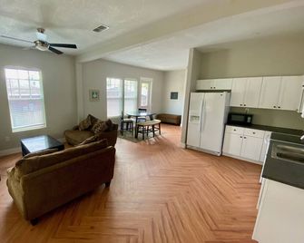 Just Renovated Historic Duplex - Plant City - Wohnzimmer