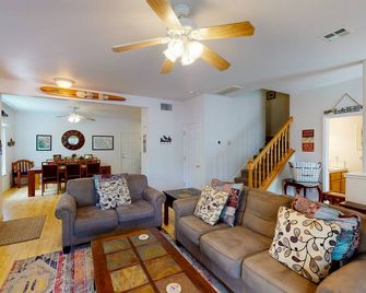 Dog-friendly home w/shared hot tub, spa, pool + WiFi, central AC - Bass Lake - Living room