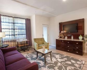1-Bedroom with Cali King Size Bed in San Diego - San Diego - Living room