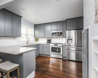 Cozy Downtown Greenwood Retreat - Walkable To Everything - Greenwood - Keuken
