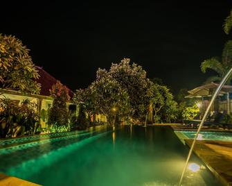 Warisan Villa By Yom - Nusa Penida - Piscina