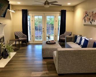 So Fresh & So Clean in Folsom! - Folsom - Wohnzimmer