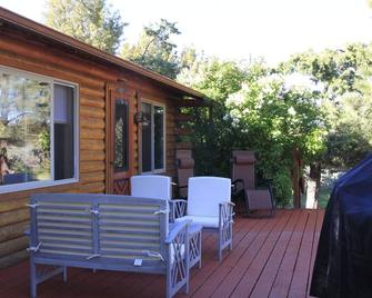 Cozy Cabin On The Creek - Now with internet!!! - Wapiti - Patio