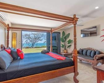 Baligara Absolute Oceanfront Guest Suite - Bargara - Bedroom