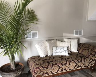 In the heart of Lancaster Co Amish Country, very near Sight & Sound - Lancaster - Living room