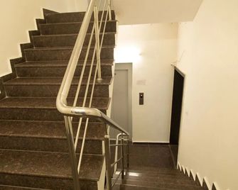 Oyo 9023 Dwarka Inn - Nagpur - Escaleras