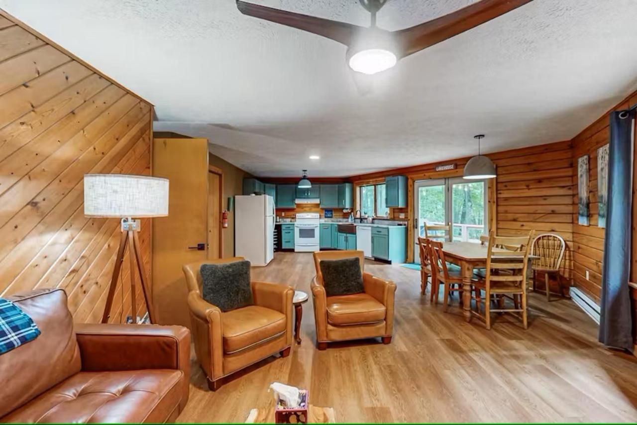 Cozy Log Cabin Near Ski Area and Lake including Hot Tub