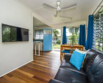 Kooyong Apartment 5 - Magnetic Island - Living room