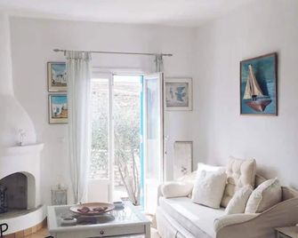 Cycladic Elegant Apartment - Naousa - Living room