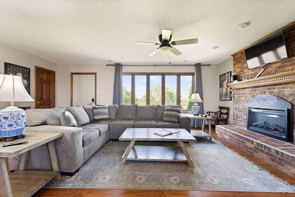 Blue Moon Cottage w/ Pergola & Scenic Views - Danville - Wohnzimmer