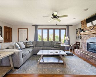 Blue Moon Cottage w/ Pergola & Scenic Views - Danville - Living room
