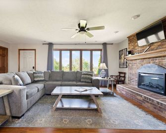 Blue Moon Cottage w/ Pergola & Scenic Views - Danville - Wohnzimmer