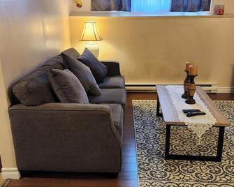 Cozy 2 bedroom apartment with WiFi, parking, washer and dryer & comfortable beds - Grand Falls-Windsor - Sala de estar