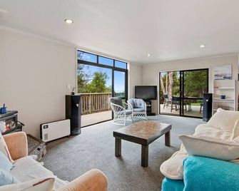 Hillside Hideaway - Kaiteriteri Holiday Home - كايتريتري - غرفة معيشة