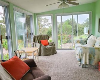 Quiet Country Get Away with big porches, swimming pool, and fishing pond. - Sapulpa - Living room