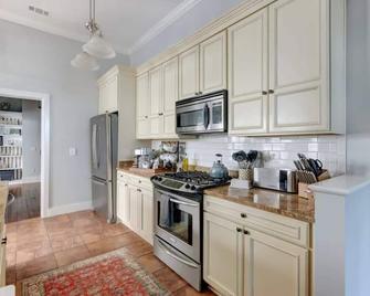 The Retreat on Broad @ Trustees' Garden - Savannah - Cocina