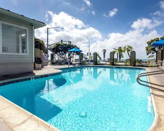 Beachfront & Memorable Stay! 3 Convenient Units w/ Kitchen, Parking Onsite, Pool - Dana Point - Pool