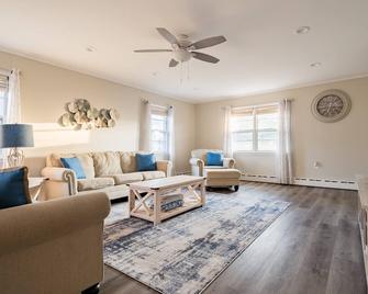 Spacious Beach Home Ready For Family Mem - Point Pleasant Beach - Living room