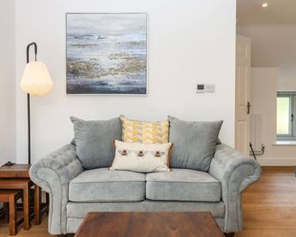 Bumblebee Cottage - Wellington - Living room