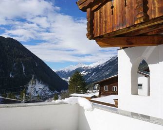 Beautiful private villa for 10 guests with WIFI, TV, patio and pets allowed - Flirsch - Balkon