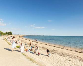 gite with swimming pool and beach - Le Tour-du-Parc - Playa