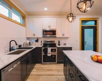 Findley Bnb Game Room, Movie Theater, Sleeps 12 - Columbus - Cocina