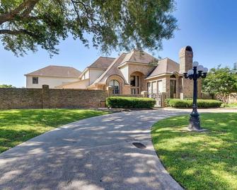 Expansive Texas City Retreat about 16 Mi to Galveston! - Texas City - Building