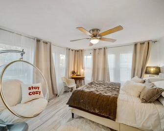 Walk To Cherry Street,pets, Hot Tub By Hvnlyhomes - Tulsa - Bedroom