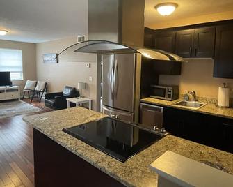 Downtown Traverse City Condo. Great Location. New King Bed - Traverse City - Kitchen