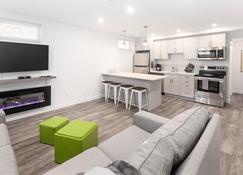 New 2bed Modern Basement-Suite W/ Indoor Fireplace - Saskatoon - Pokój dzienny