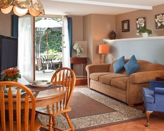 Abbeymoore Manor Bed & Breakfast Inn - Victoria - Wohnzimmer