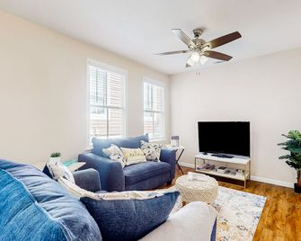 Renovated bungalow with central AC, W/D, & modern kitchen, Free Wifi - Savannah - Pokój dzienny