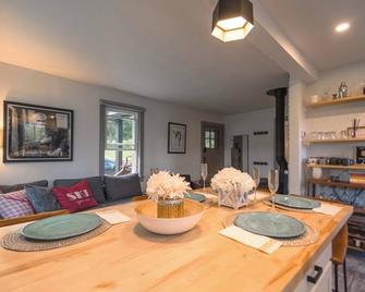 Hot tub, private deck, backyard, near Windham and Hunter ski resorts. - Hensonville - Dining room