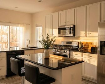 Spacious Pet-Friendly Townhouse Near Quantico & Fredericksburg with Fenced Yard - Stafford - Kitchen