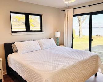Modern Lake Home: Family Fun & Memorable Getaway! - Beaver Dam - Bedroom