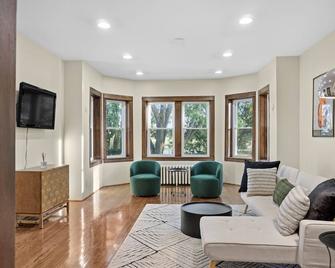 Top Floor Portage Park Lookout - Chicago - Living room