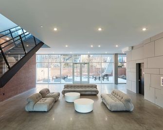 Airy 3 BR Flat w Shared Deck - gym - Mins to NYC - Hoboken - Lobby