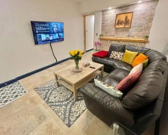 Stylish Cottage for Long stays Gloucester city centre - Gloucester - Living room
