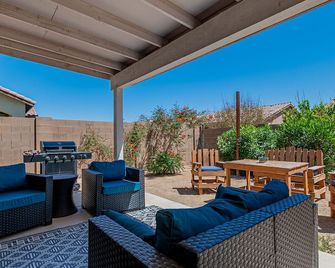 Snowbirds & Families - Large Covered Patio - Pet Friendly - Cabletv - Sleeps 6 - Yuma - Patio