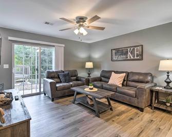 Pet-Friendly Abode, Walk to Table Rock Lake! - Kimberling City - Living room