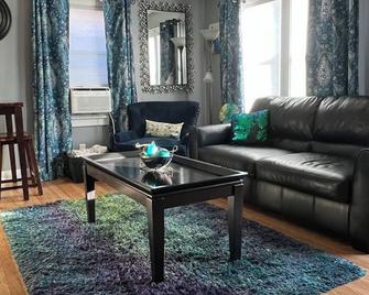 Cozy little getaway in the heart of the city. A short drive from Galena. - Dubuque - Living room