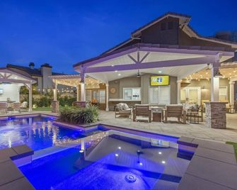 Spacious 4-bedroom house in charming Santa Clarita with Pool - Santa Clarita - Pool