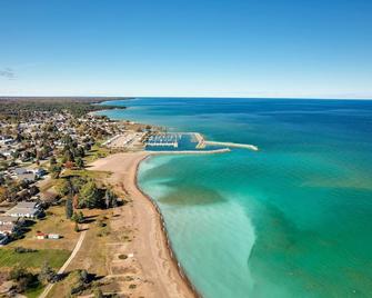 Dom Rodzinny Lakeview Getaway - Walk to Lake Huron - Rogers City - Playa